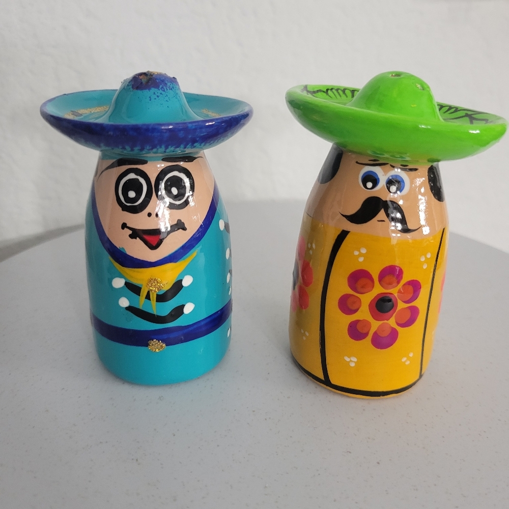 Hand painted Mexican Salt and Pepper shakers, Marachi Amigos